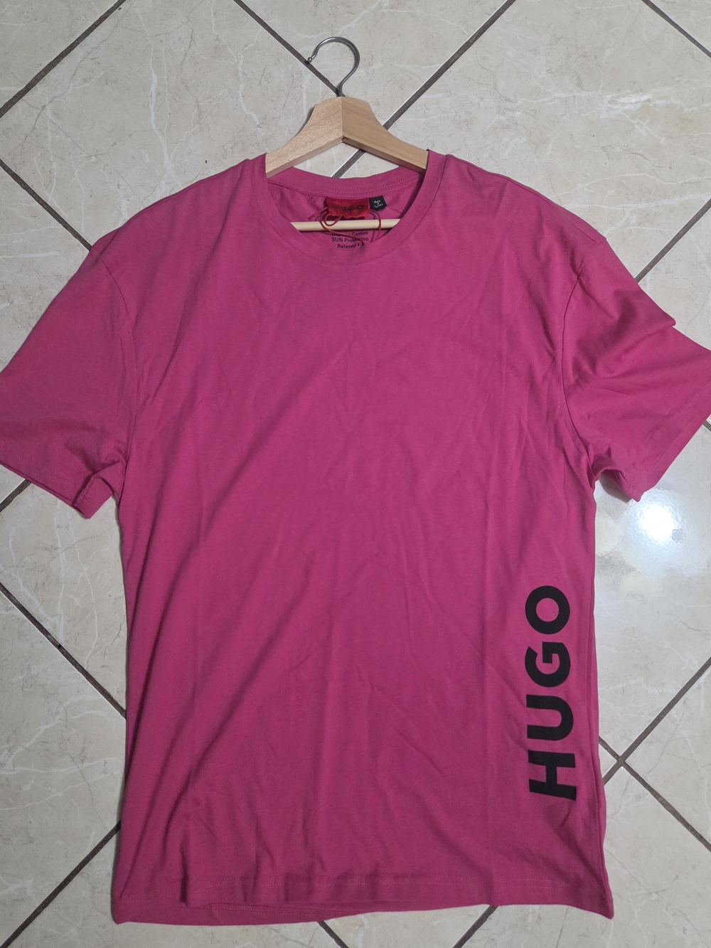 HUGO Men’s Short-Sleeve Crew T-Shirt in Bright Pink with Black Logo